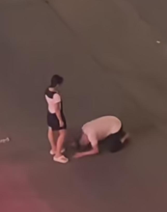 大街上男孩跪地磕头，卑微的爱情太让人心疼今晚走在街头，偶然看见了心酸的一幕