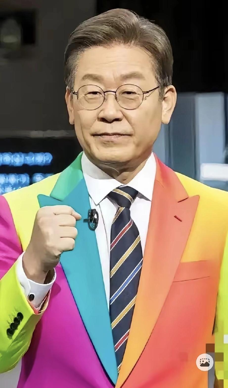 韩国那边炸锅了。总统李在明前两天连续甩出两个王炸，直接给半岛局势来了个乾坤大挪移