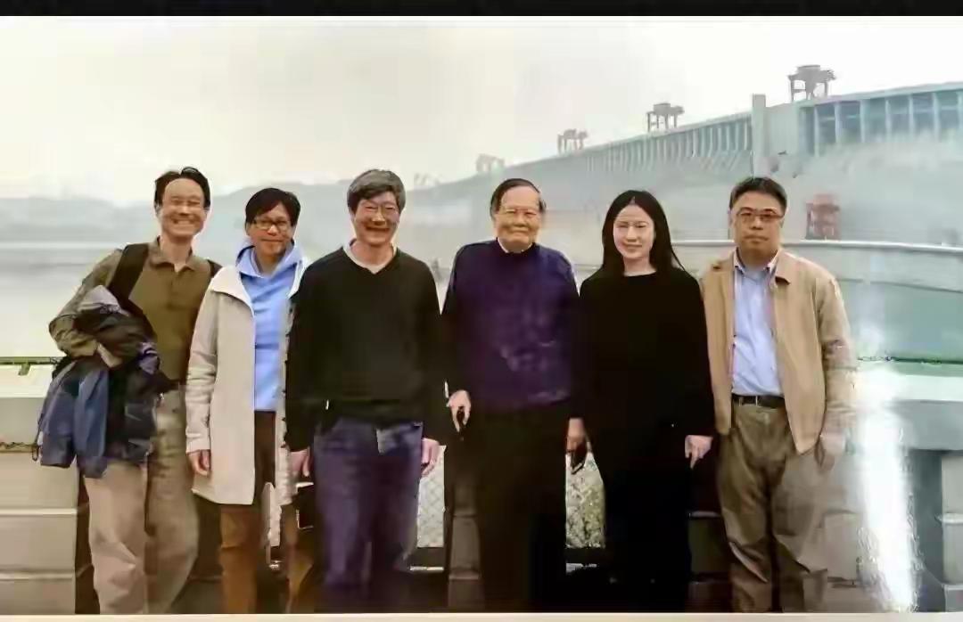 2018年三峡全家福：杨振宁儿女探父，翁帆与继子同框藏尽岁月答案2018年