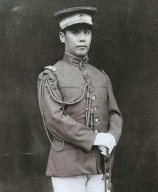 1948年，70岁穷困潦倒的袁克定流落街头，却遇到了曾经的老仆人，仆人每天上街帮