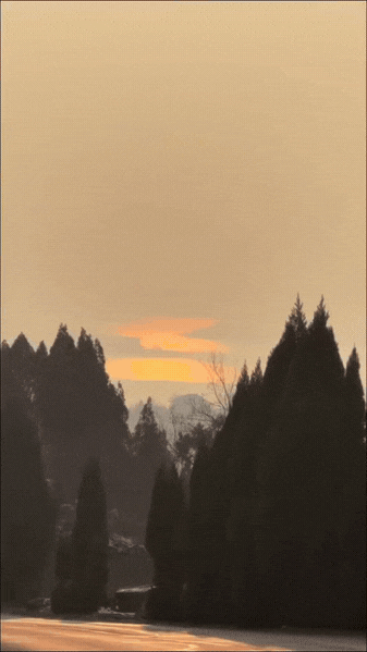 “火到人民日报了！”河南，女子回家路上，无意间抬头看见天边有一片耀眼的橙色光带，