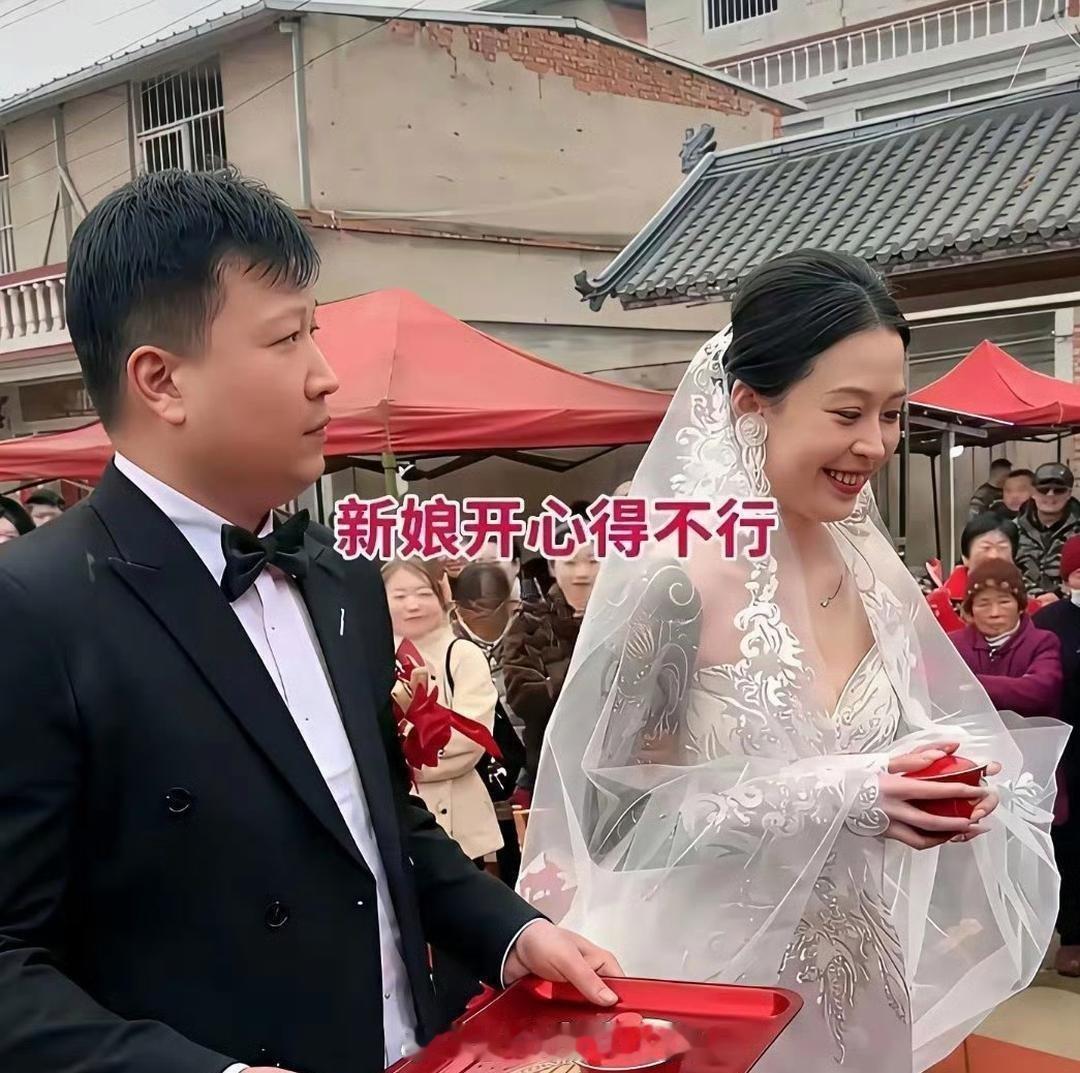 31岁小伙子迎娶40岁大姐大，新娘笑得合不拢嘴，而新郎看上去并不是很高兴似的
