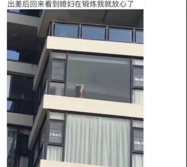 出差归来，看到媳妇在锻炼，瞬间安心！好像那里不对那