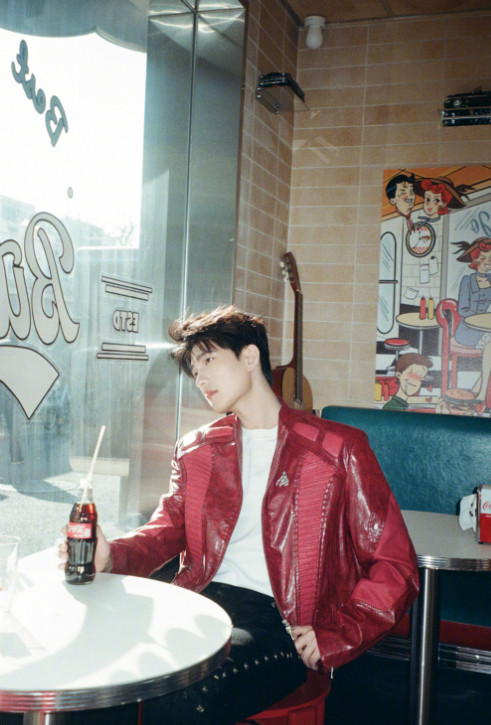 1.杨洋还在和剧方谈判，剧组答应他和团队不再修改剧本，但又点明了高额违约金的事