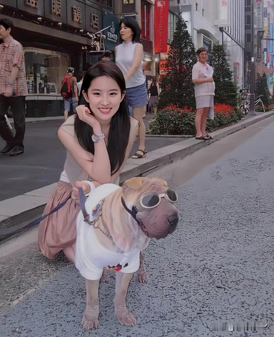 这是神仙姐姐刘亦菲在街头遛狗的一张照片，拍摄于2006年的杭州。彼时刘亦菲19岁