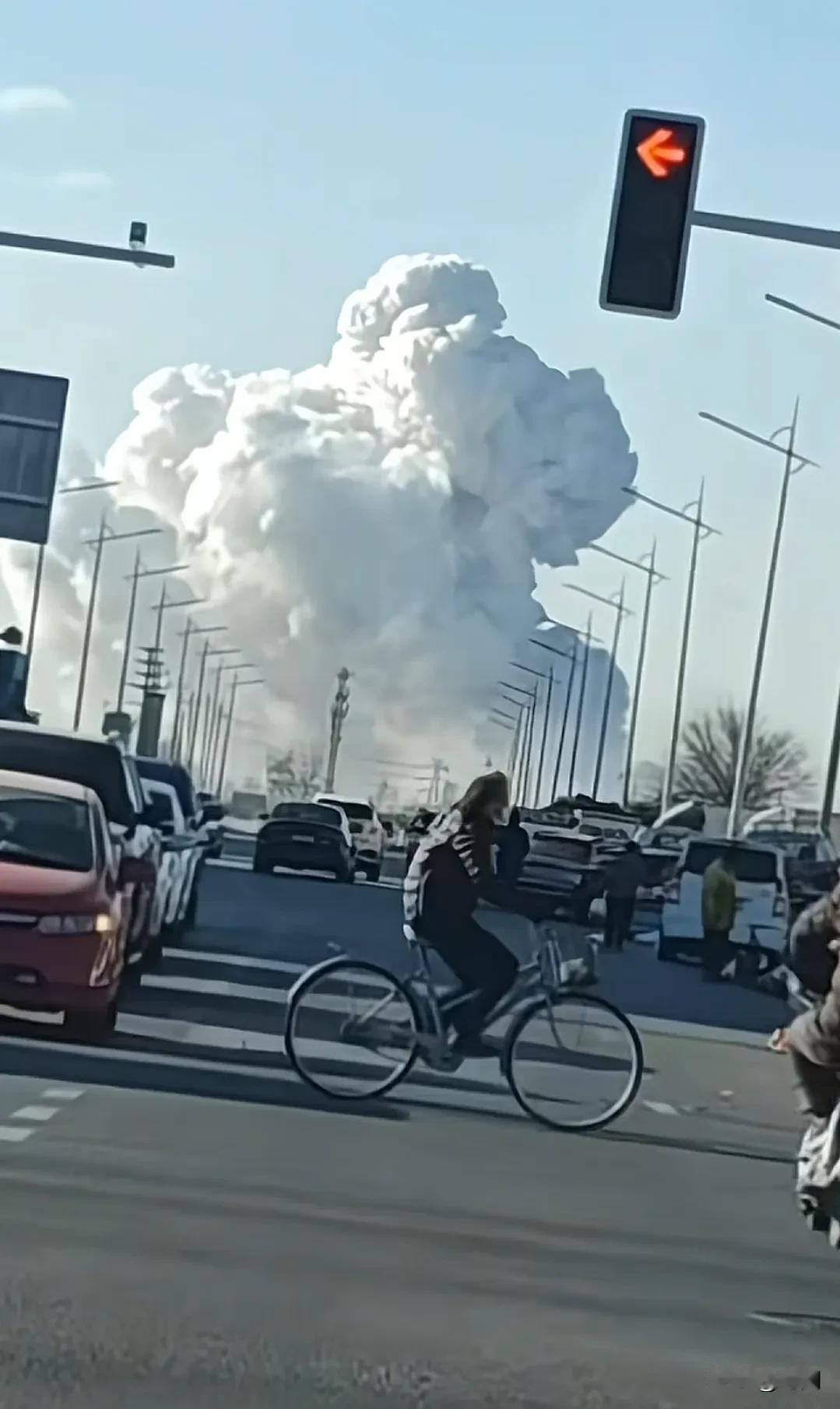 内蒙古包头市一工厂突发爆炸，周围居民称震感强烈，多处居民住房玻璃被震碎。事发1月
