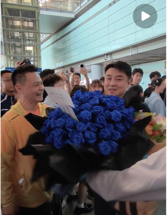 超大捧鲜花🌷迎接冠军男团王皓指导回家，幸福的笑容蔓延整个机场！今天，整个北京