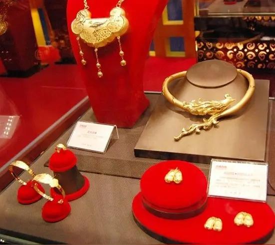 黄金价猛破1111元/克，国庆中秋双节期间，黄金饰品销售，突遇“强台风”，消费者