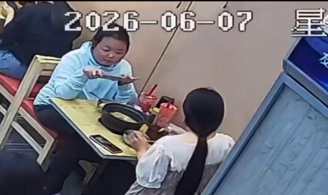相由心生！内地一米线店老板，发现被人差评称米线给得量太少，调取监控一看，两女子在