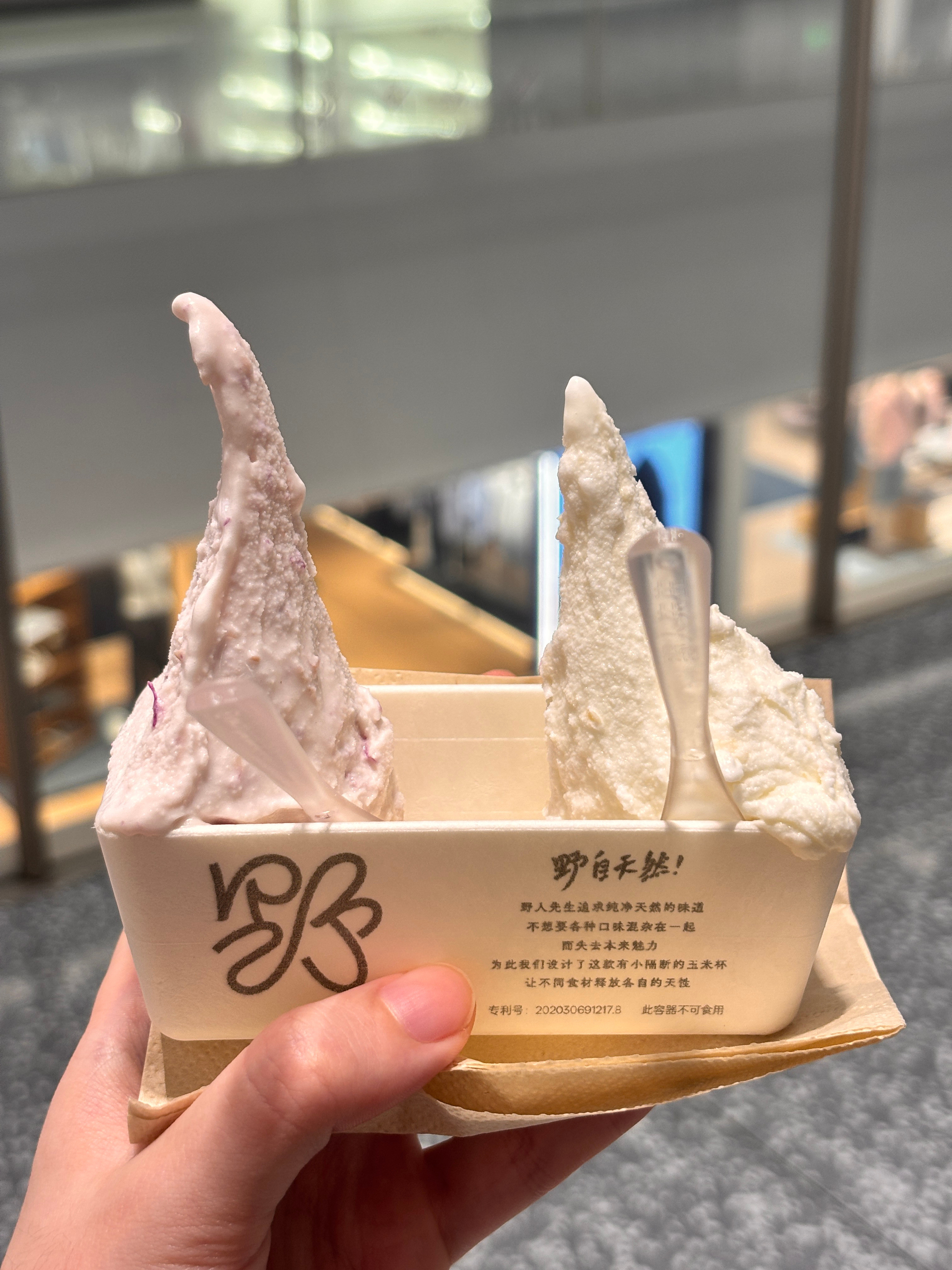 普通生活里藏满小快乐✨落日、鲜花、美食，还有我的续命小饼干🥥比比赞这款小黄人椰