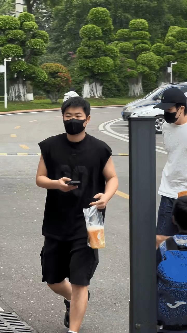 网友问:别人都是封训，怎么只有王楚钦能外出？因为他这两天一直在做理疗！这次