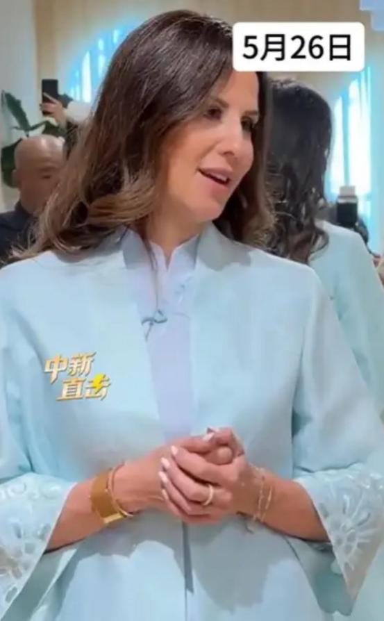 武契奇夫人塔玛拉万万没想到，就在她试穿旗袍之后，网友们竟强烈要求，让她所逛的商家