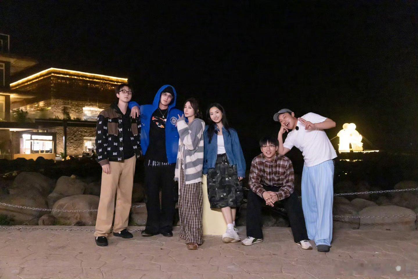 沈月向王鹤棣道歉这件事一下子冲上热搜，不少网友都在热议。两人曾经搭档合作，留下了