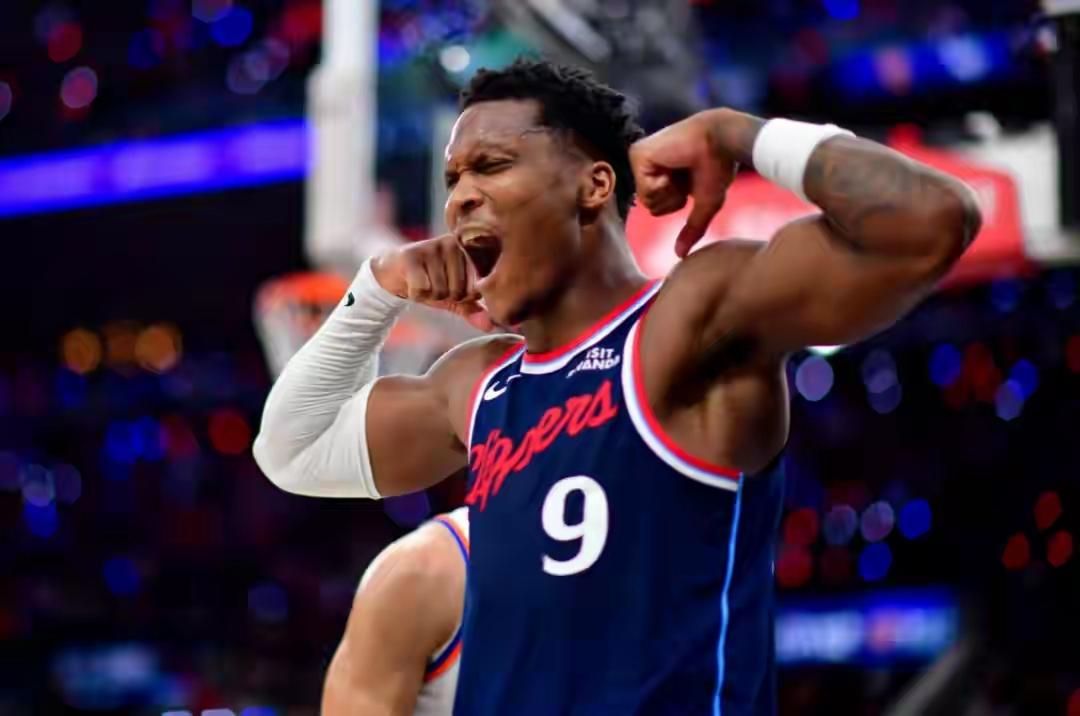 两大新援24中14合砍34分13篮板4助攻，快船交易祖巴茨打劫成功。常规赛快船1