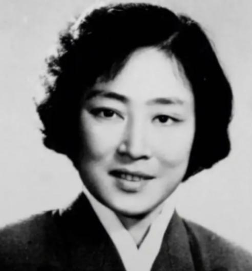 1953年，秦腔女演员孟遏云去朝鲜参加慰问演出，她有一个怪癖，从不在公共浴室洗澡