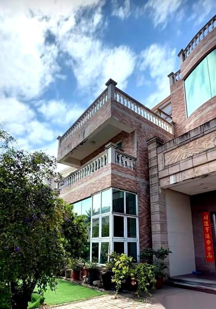 房门没关严，婆婆正跟弟媳视频。弟媳的声音不大，但每个字都清清楚楚地钻进我耳朵里。