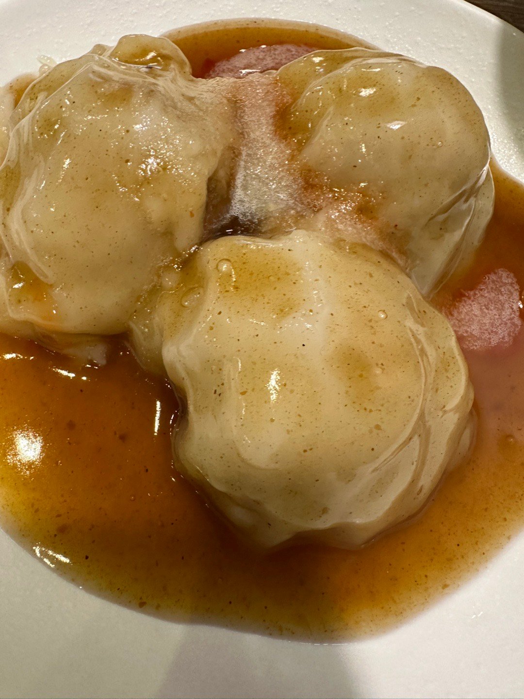 昨天看完电影，特地再去排骨酥面店吃虾仁肉圆、排骨酥汤。肉圆好吃，加上蒜泥很够味，