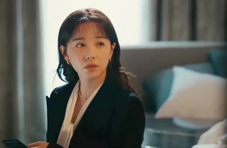 《夜色正浓》把大厂中层那点脏事拍得太真了。李东明表面夸乔是明日之星，背地里把