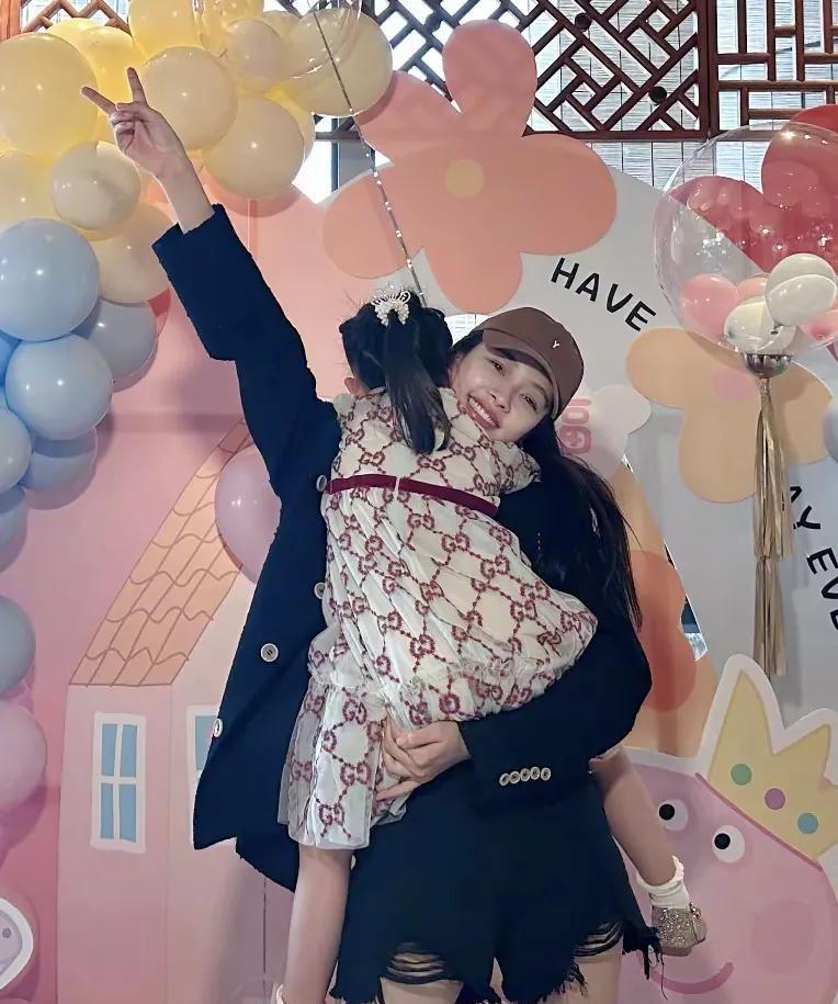 孙怡和董子健离婚后，女儿大福跟着妈妈孙怡生活，平时都是孙怡的父母在帮忙照顾，想想