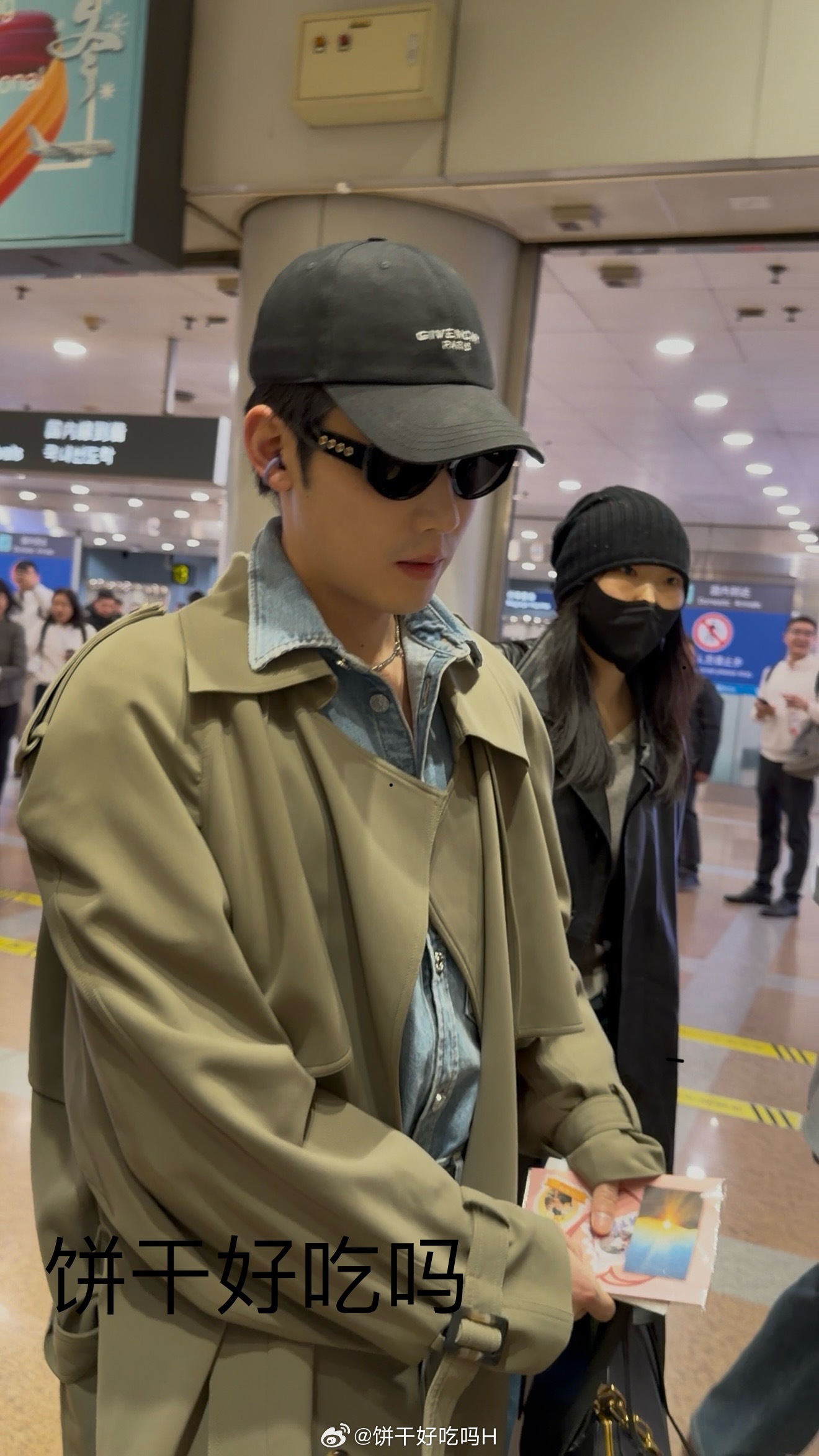 见到了纪梵希帅哥哈哈哈哈Ps:真粉丝要被代拍挤死了……