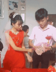 爆笑GIF: 妹子, 没事逗猪干嘛呢?