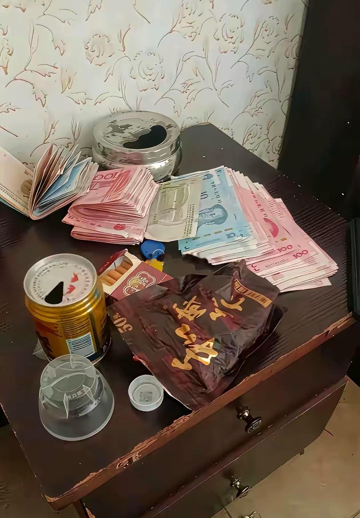 看着一桌物品判断，物主是做什么职业的？