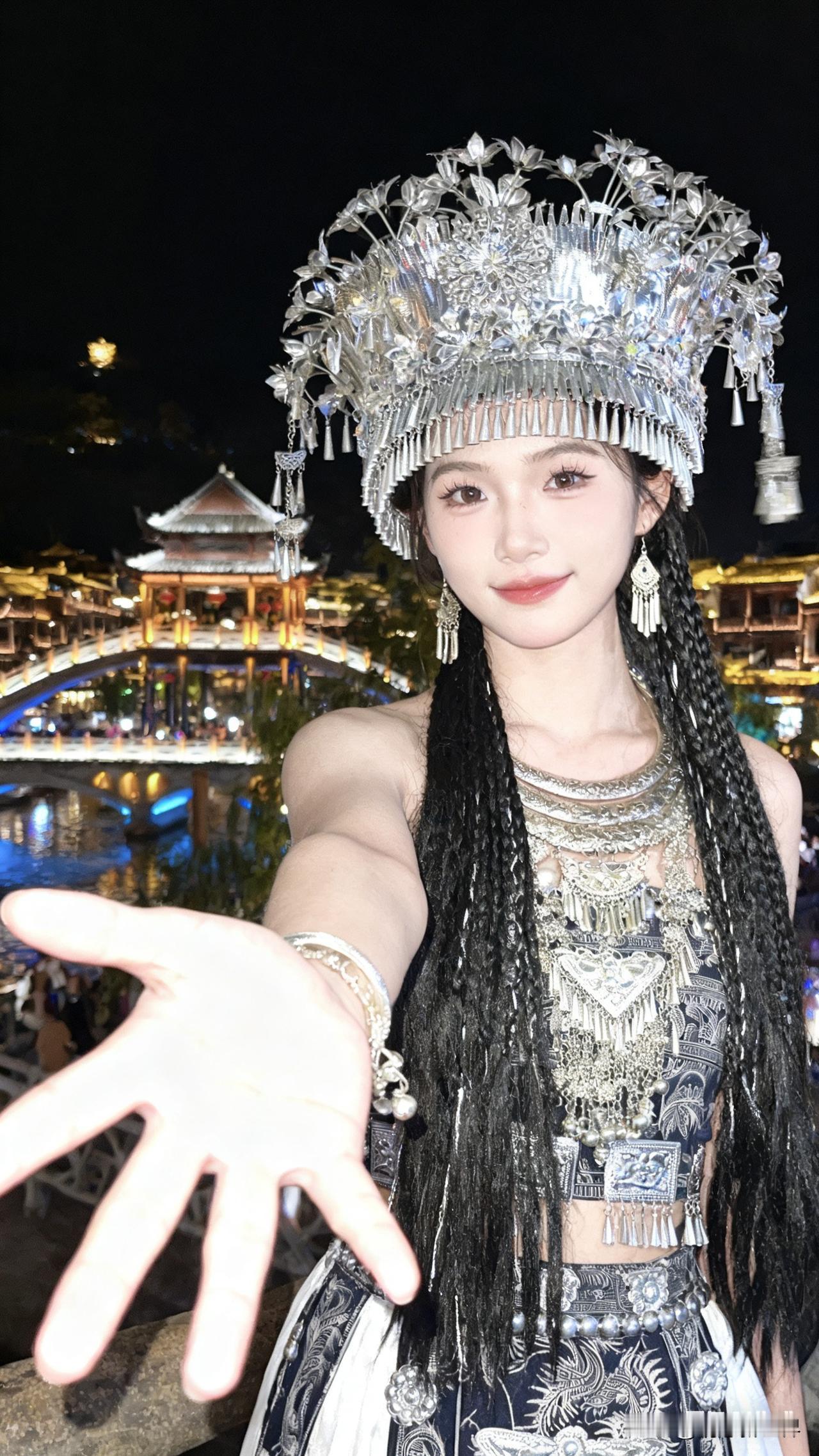 这位美女穿着华丽，正在拍摄夜景。国风夜景美人美女御姐夜景最美女夜景
