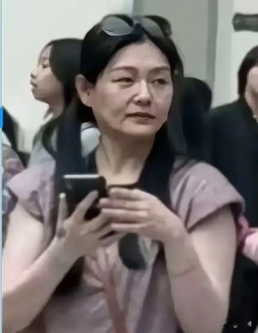 看到这样的大S，心里还是会有一种莫名的心酸！这哪里是什么岁月的痕迹，这分明就是