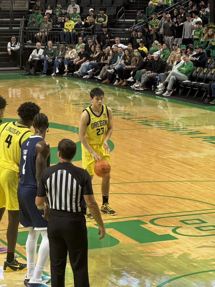 这么夸张吗？四场合计18中1……CBA得分王啊…NCAA常规赛，俄勒冈大学战胜俄