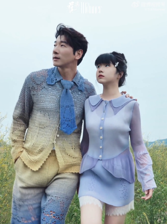 张亮与女儿合拍大片，小姑娘今年才11岁，个子都这么高了！​