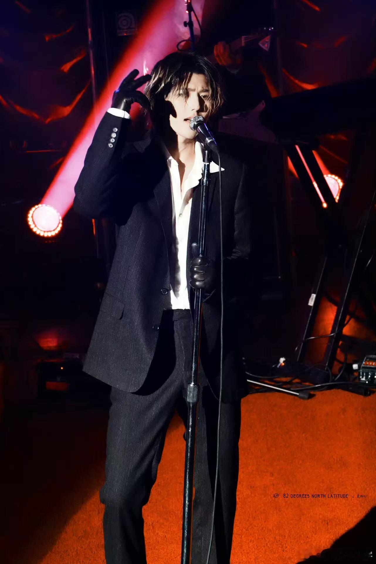 蔡徐坤的衬衫湿透了不必刻意制造性感，蔡徐坤的汗水就是最好的氛围感催化剂。高强度舞