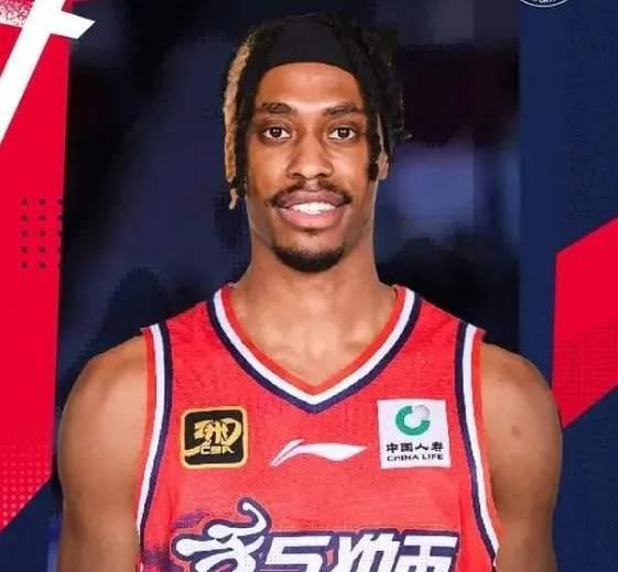 1米83的他，打哭了巨人。身高差一厘米，CBA就敢把你踢去看饮水机。徐杰偏不信