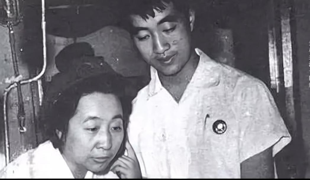 珍稀怀旧老照片分享一年兵，二年党，三年副部长。