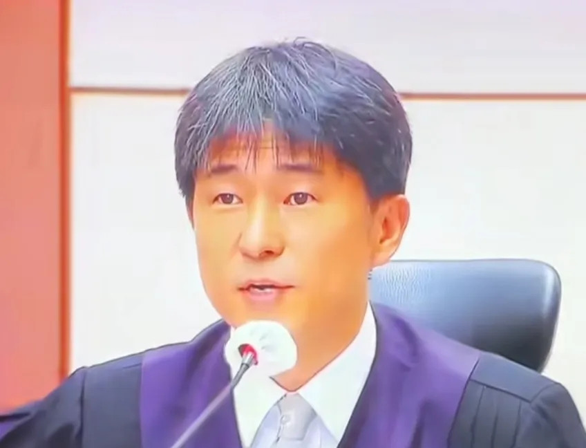 韩国的大法官池桂渊被狠狠打脸，之前他被人举报经常出入夜店，进行高消费，而且还不用
