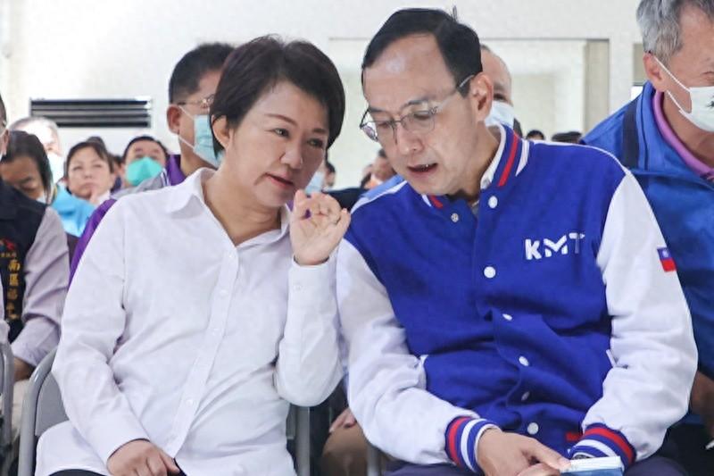 国民党改选一团糟，郑丽文领跑，两岸立场成焦点，洪秀柱一锤定音2025年9月，