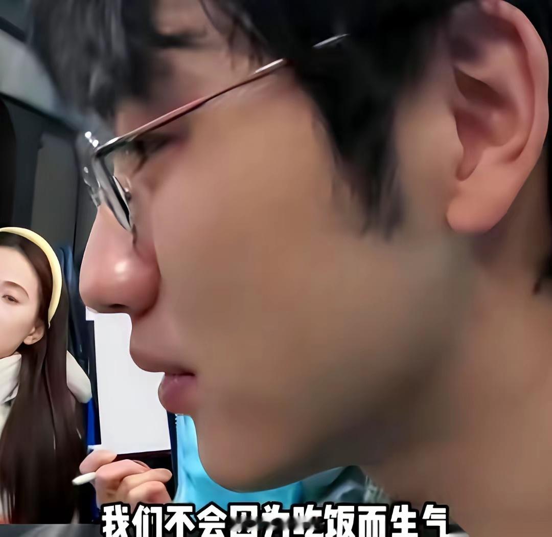 金莎那个小男友孙丞潇，有点意思。金莎有个死规矩，必须准点吃饭，雷打不动。旁边李纯