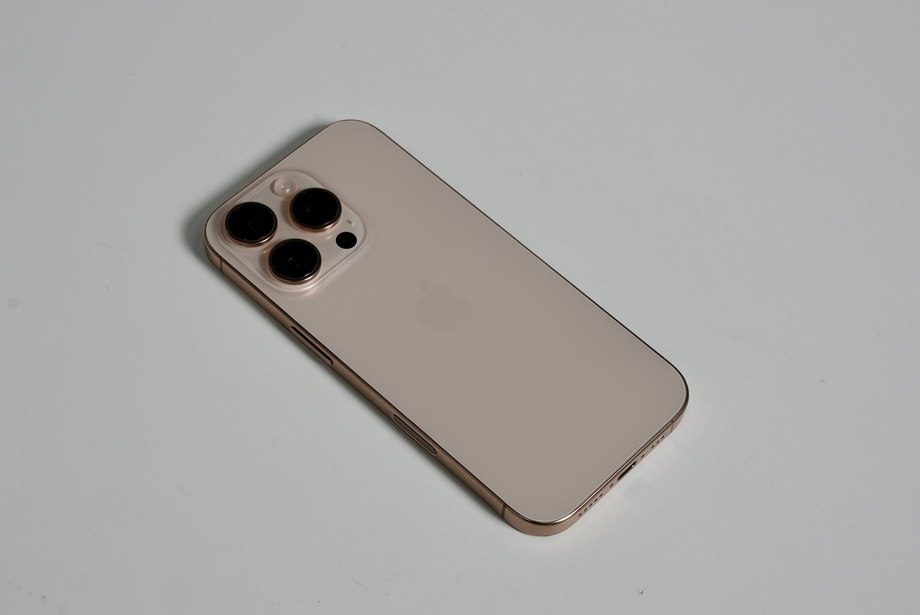 我发现很多人喜欢把手机倒扣着放桌上，屏幕直接跟桌子接触，拿手机的时候还要在桌上搓