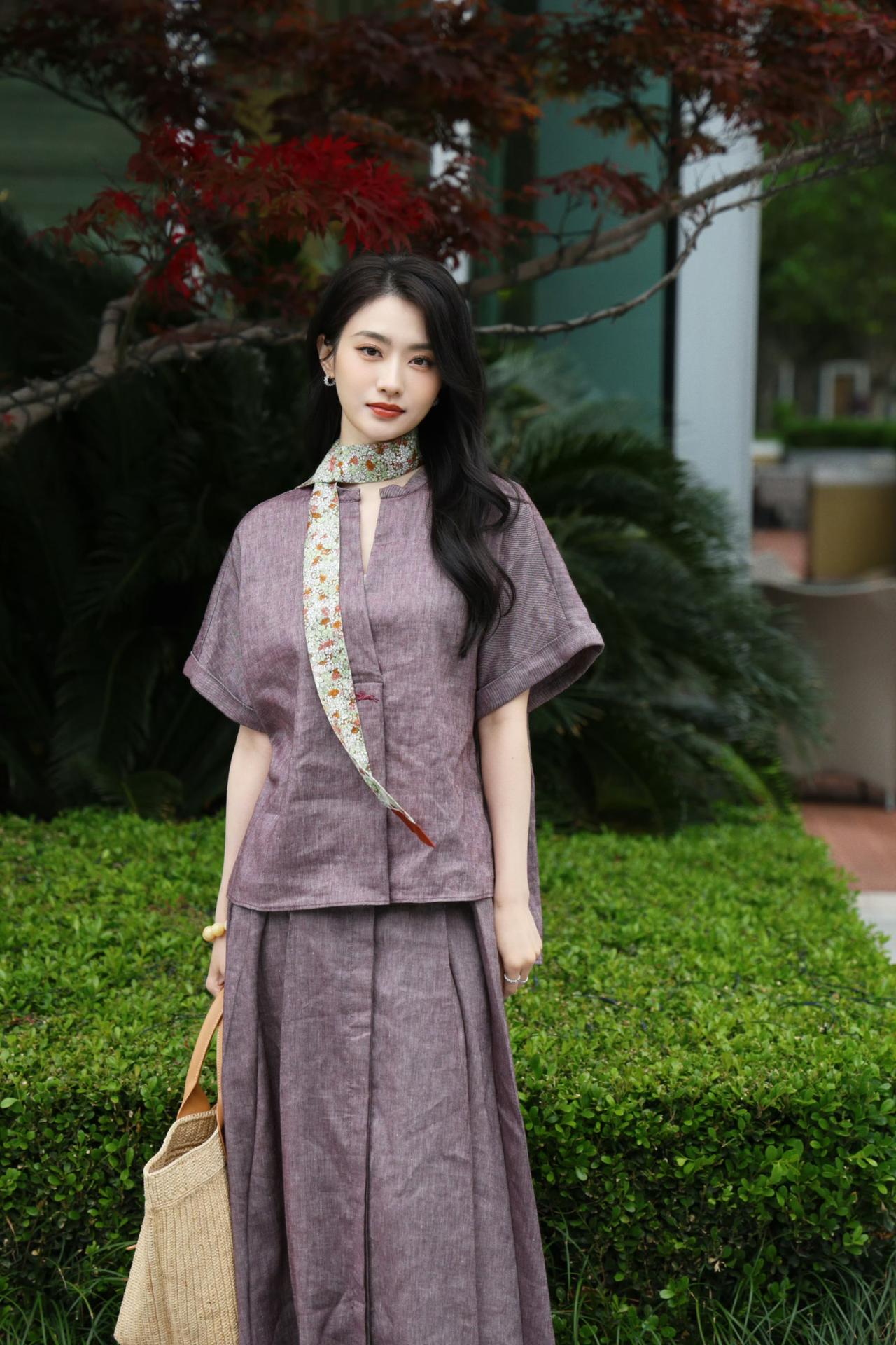 麻衫染浅紫，丝巾缀闲情，日子慢慢，自在安然🍂