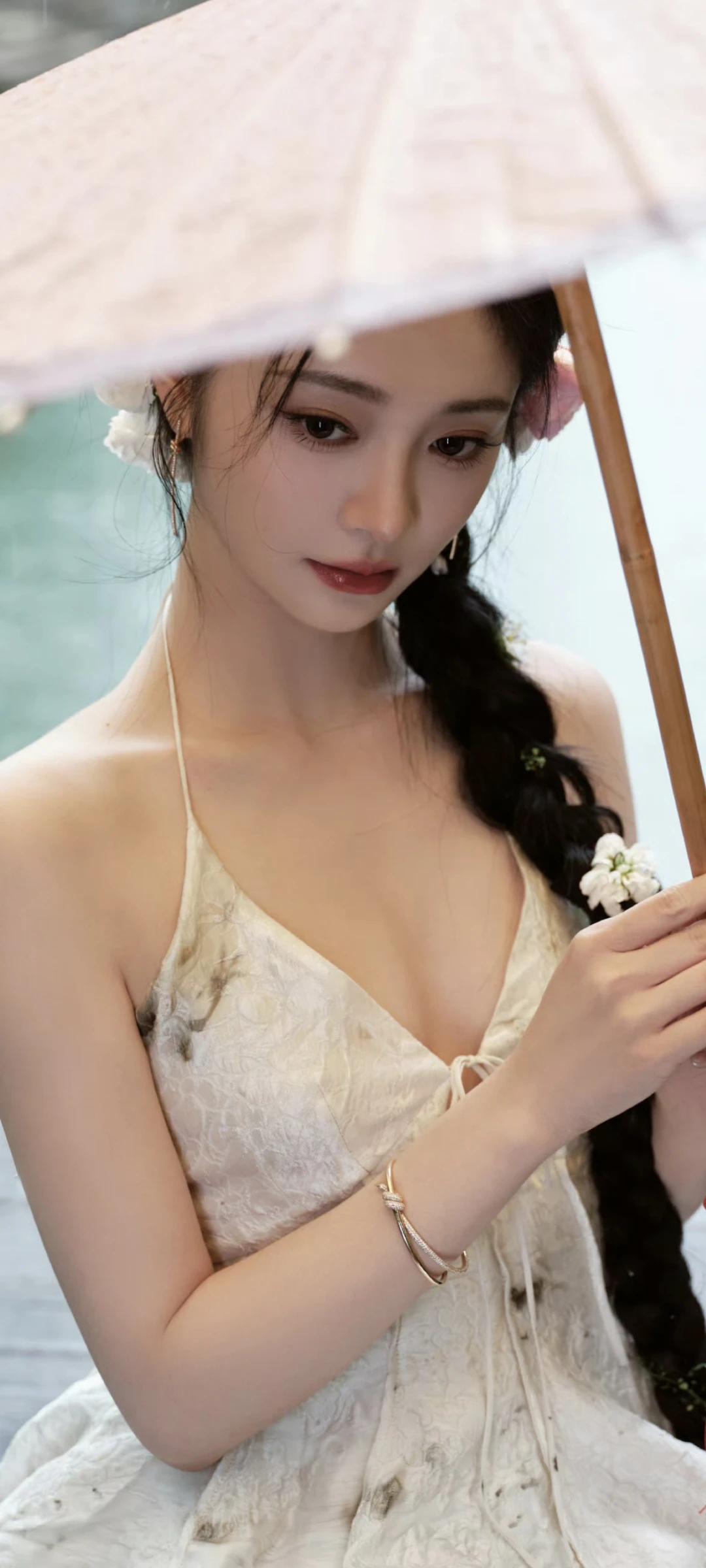 周洁琼壁纸～白裙配着油纸伞，水乡边的少女就像画里的人一样！晒图笔记大赛