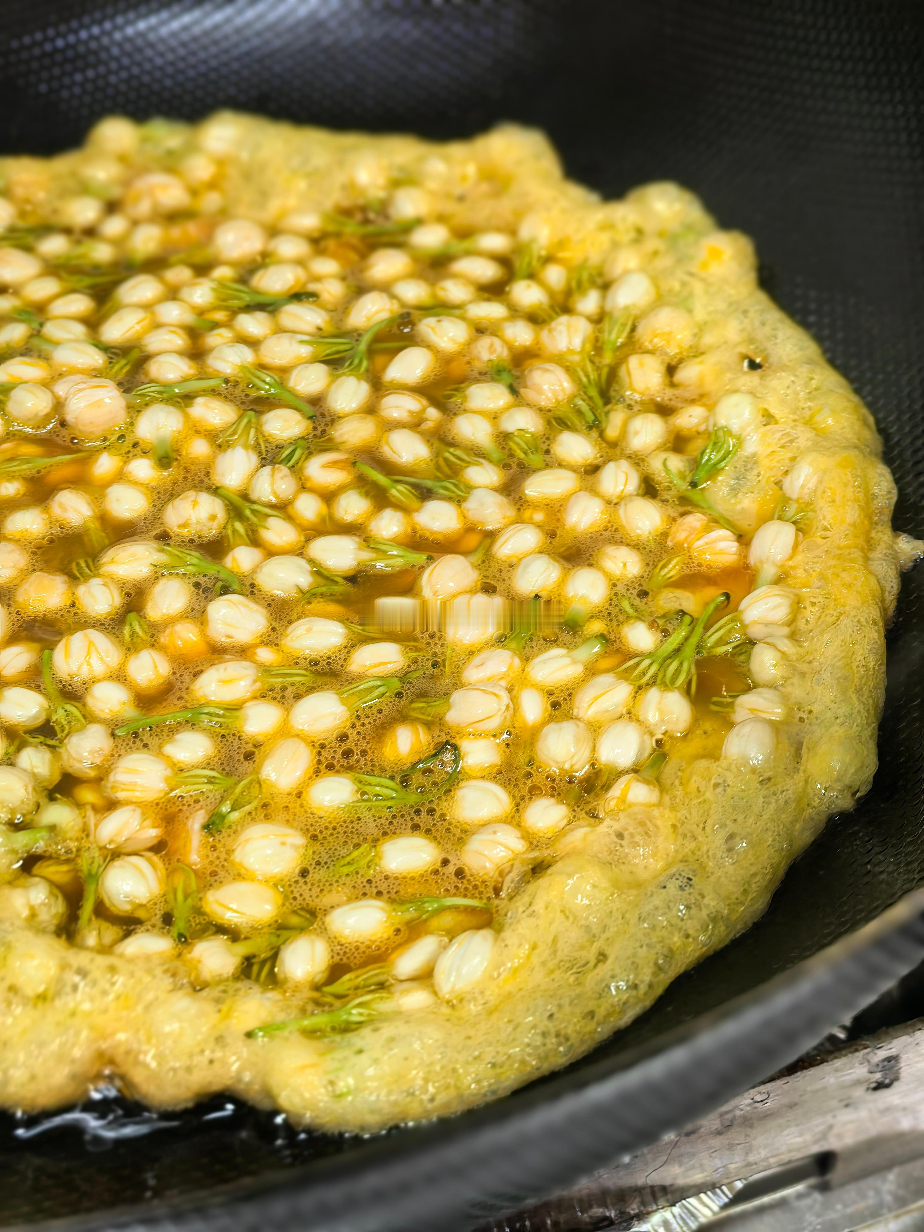 【蔻家餐桌】晚饭做了几道春菜。香干拌马兰头茉莉花炒蛋油淋羊肚菌酿虾滑猪肚菌炒肉丝