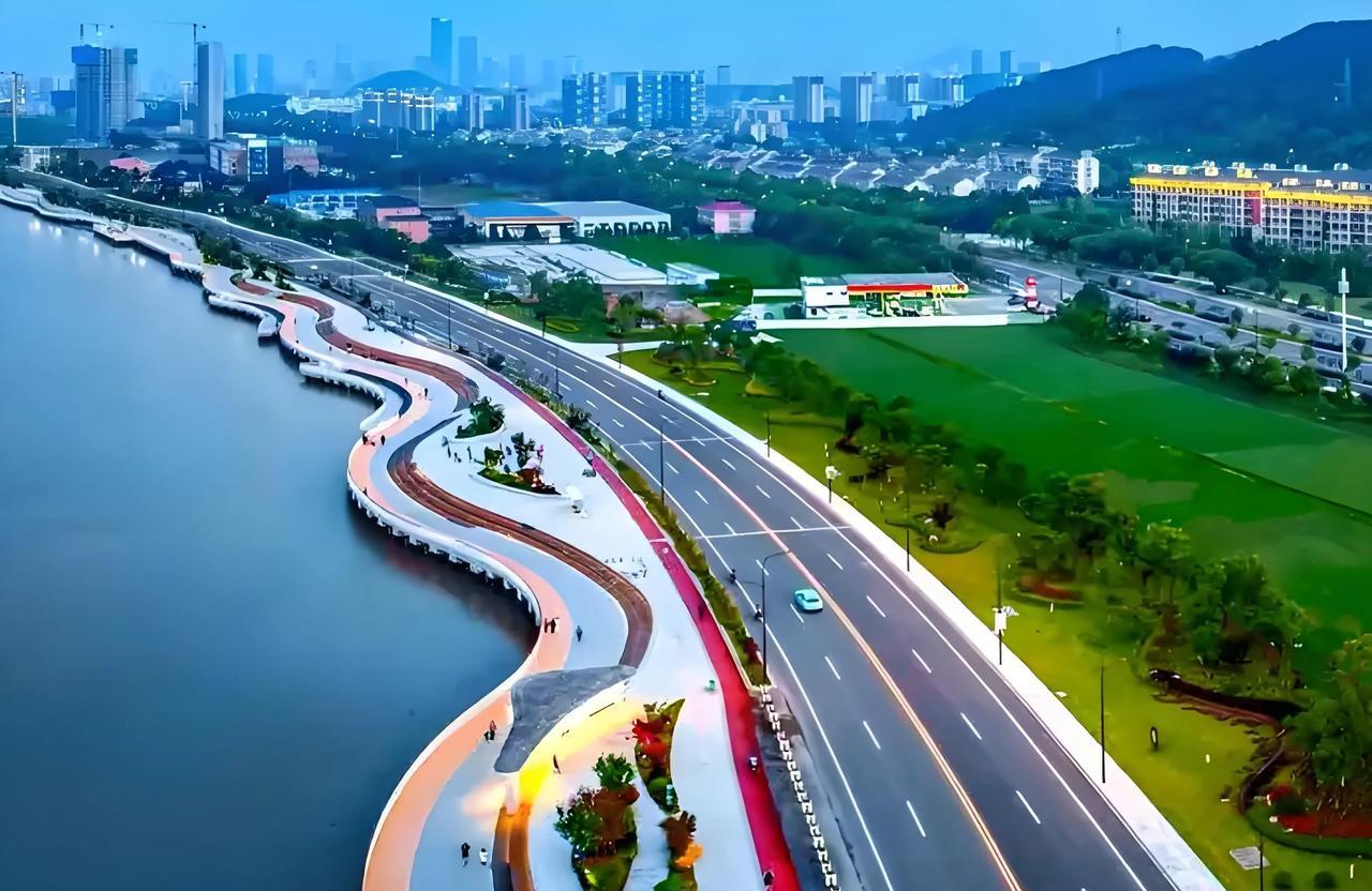 普通房地产项目建安成本就是1500元，小县城的还会更低一些。但是一套房子每平方动