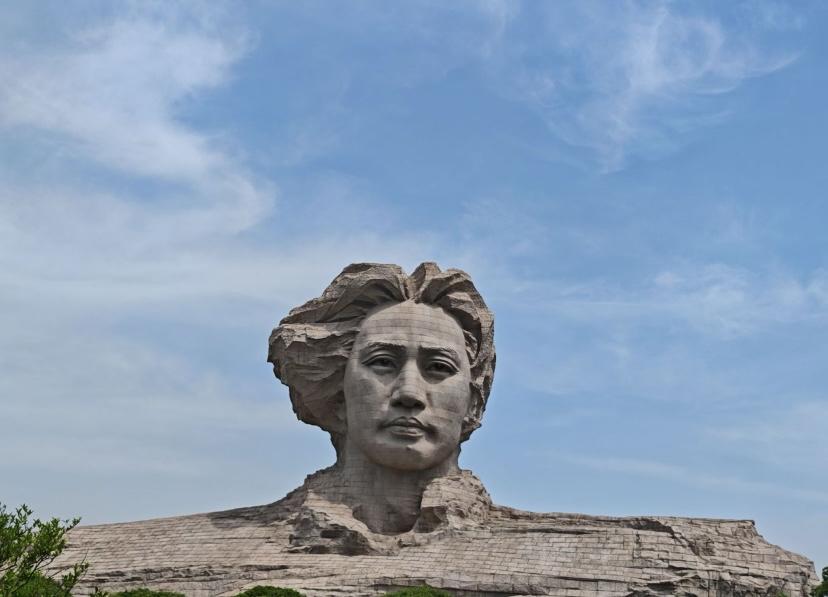 中国的中南部，两湖平原，湘江之滨的长沙，是一座两千年来都未改名的城市，有浓厚的历