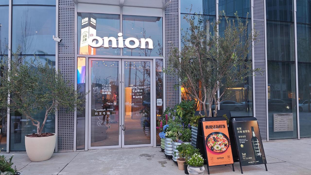 在安吉吃惯了热热闹闹的农家菜，总想着找一处安静又有格调的地方歇歇脚。朋友推荐了这