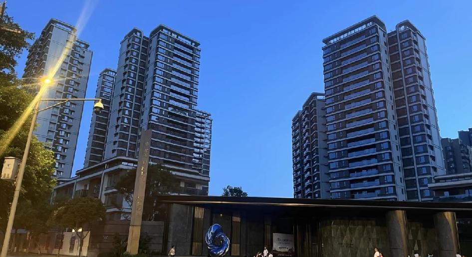 在成都普通人根本买不起新房，动不动几百万目前成都市场上的新房全是这种小高层改善