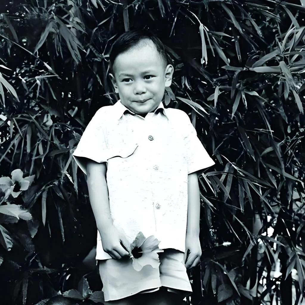 50年代，罗文童年，一张珍贵的留影，他是香港爱国歌手，可惜如今已经去世二十多年了