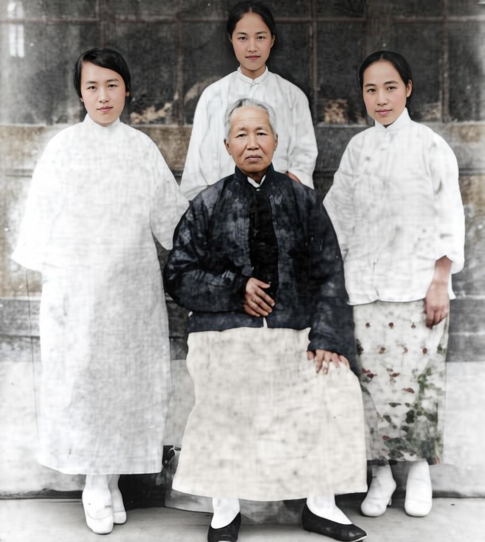 这张照片是康有为晚年与三个女儿的合影，拍摄于20世纪20年代的青岛，居中端坐的是