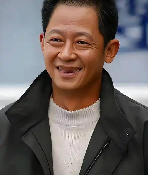 王志文说：“穿着廉价的衣服，过着憋屈的生活，上惹不起老，下教育不好小，中