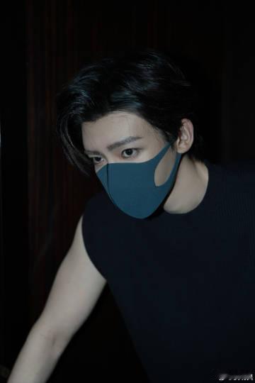 侯明昊直播侯明昊直播的时候真的超级圈粉！他的一举一动都透着优雅和自信，无论是搞