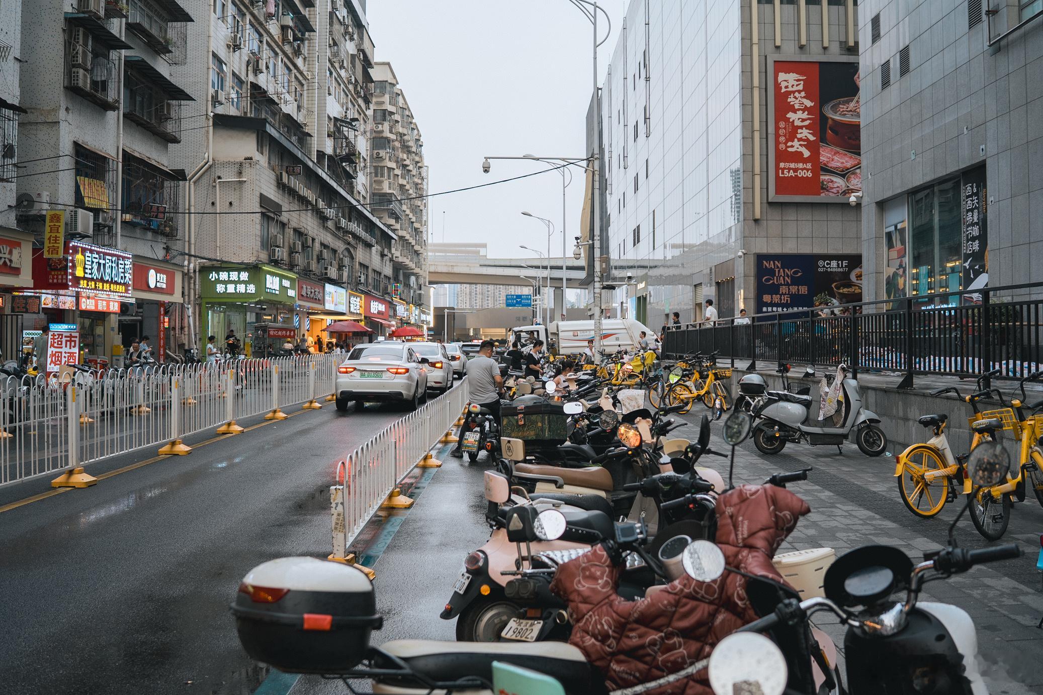 看了下智己LS6三款配置的重量，纯电、52度、66度三个版本的重量是差不多的。我