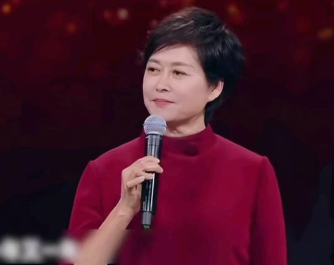 敬一丹说：“年龄从来不是界限，而是一枚勋章。”2022年，当被问到：“你会介